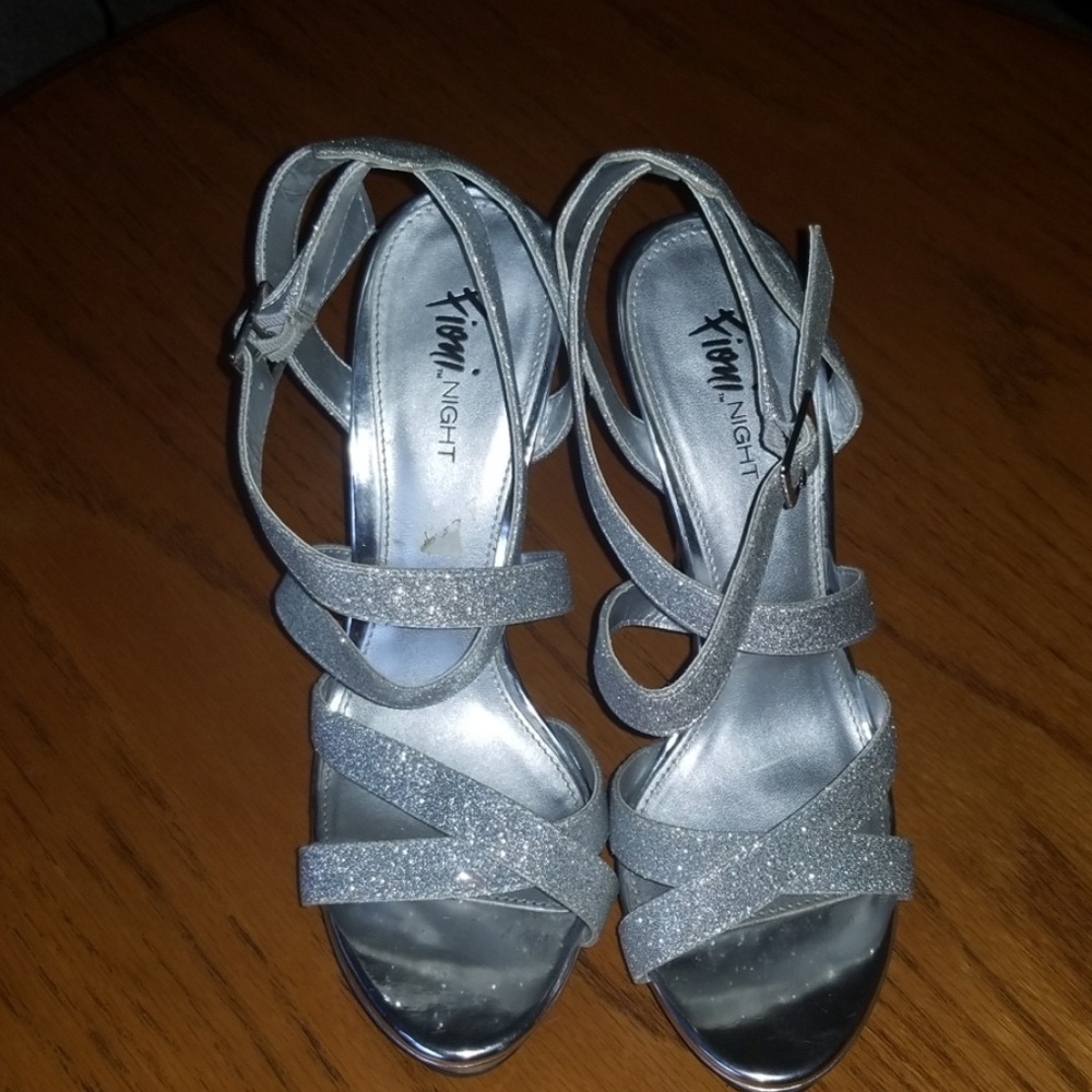 Heels - Picture 4 of 4